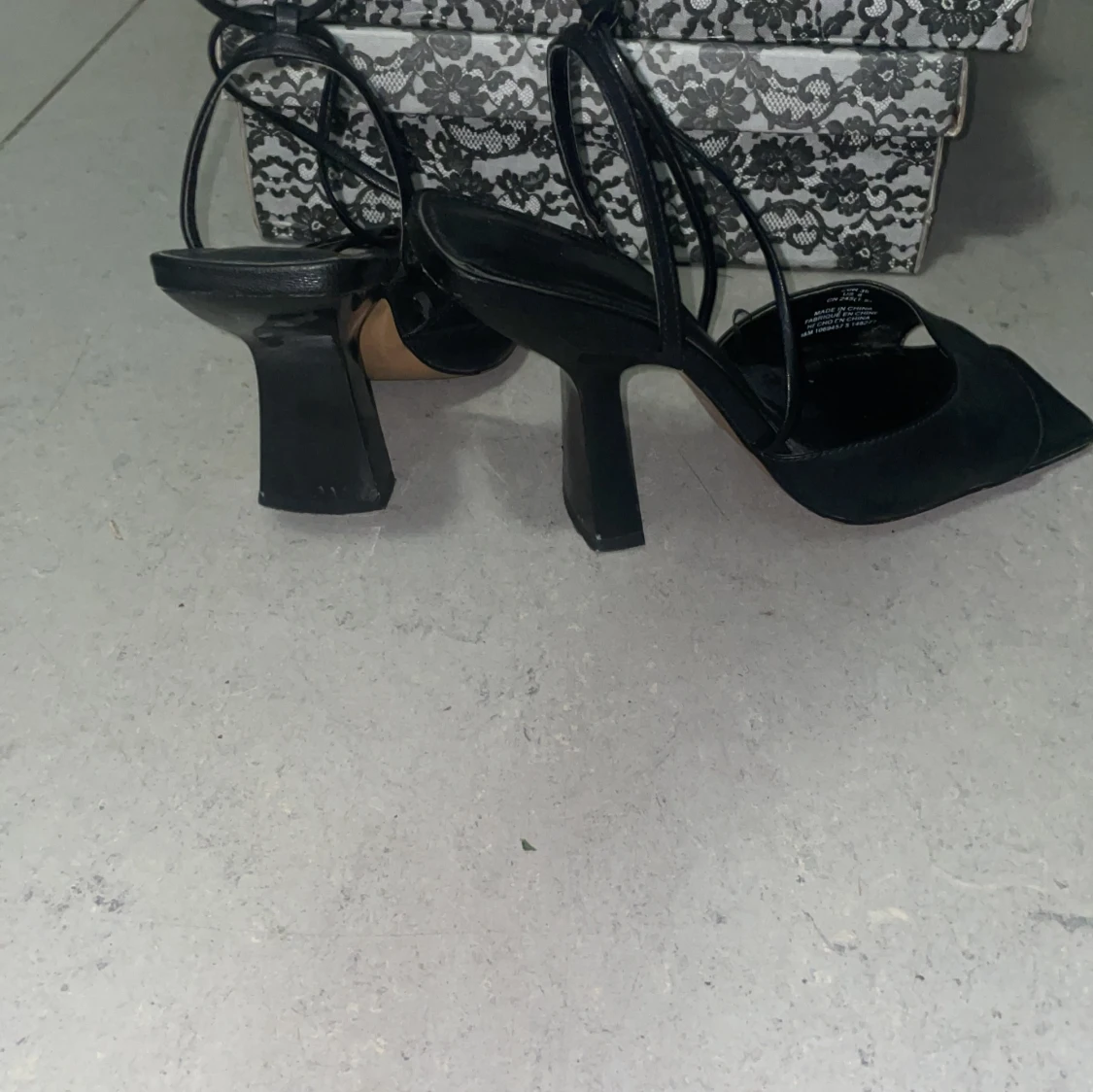 Svarta klackade sandaler med snörning - 1