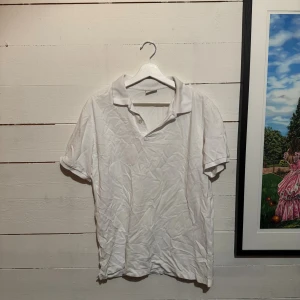 Piké från mango - Två klassiska pikétröjor i vit och blå färg med korta ärmar och krage. Båda är sparsamt använda och kommer med i samma paket 