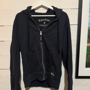 Svart hoodie från Replay Icons - Svart Limited edition hoodie från Replay Icons.