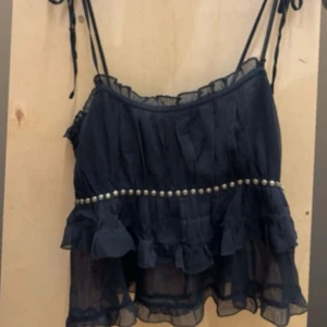 Bershka topp! - Fin topp köpt under sommaren. Använt max 3 ggr ❣️ som ni ser på sista bilden är den liten sönder men går o enkelt fixa :) skriv för fler frågor!! Org pris: 330kr