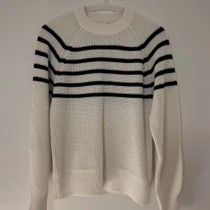 Superskön randig tröja - Nästan helt oanvänd – jag har bara använt den ett par gånger 💕Den är fortfarande fräsch och helt utan fläckar eller noppor. Perfekt till hösten/vintern, men funkar året runt 🫶🏻Modellen säljs inte längre hos KappAhl, men nypriset var runt 50€.