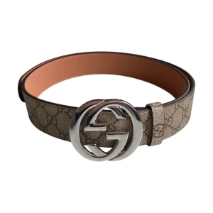 Gucci Bälte - Helt ny Gucci bälte. Oanvänd. Fraktar 1-3 dagar. Bästa kvalité ute på marknaden. Storlek 110cm. Möts upp i stochkolm