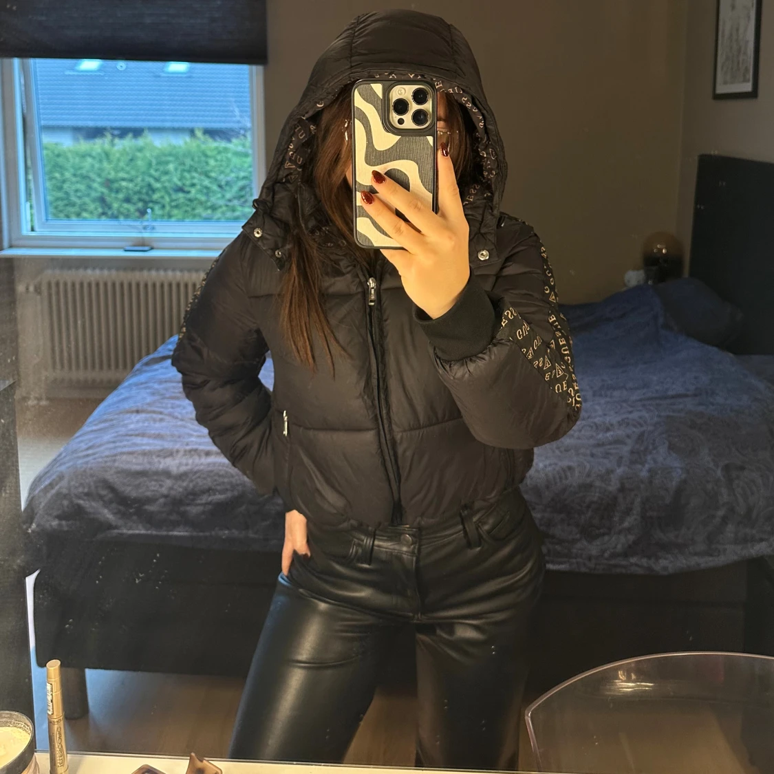 Svart pufferjacka från Guess  - 1