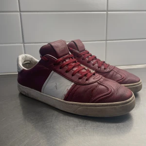 Valentino Flycrew  - Feta valentino flycrews i storlek 42, passar 43. Några nitar saknas men annars i gott skick. Andra bilder samt frågor privat.