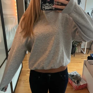 Grå  sweatshirt - Basic sweatshirt, oanvänd 