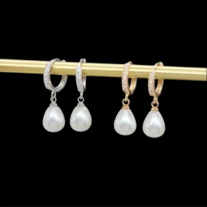 Örhängen med pärldroppar  - Snygga örhängen.Säljs i par i silver och guldfär. Ett par örhängen kostar-130kr.Längd-2,5cm