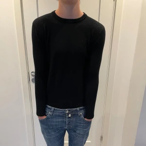 John Henric tröja  - Säljer nu denna John Henric tröja i storlek S men som sitter som en xs, skriv för fler bilder/frågor🙌🏼