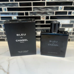 Bleu de Chanel Eau de Parfum - Stilren parfym från Chanel, Bleu de Chanel Eau de Parfum för män. Volym: 100 ml. Tillverkad i Frankrike. Perfekt för dig som vill ha en klassisk och modern touch i din doftsamling.