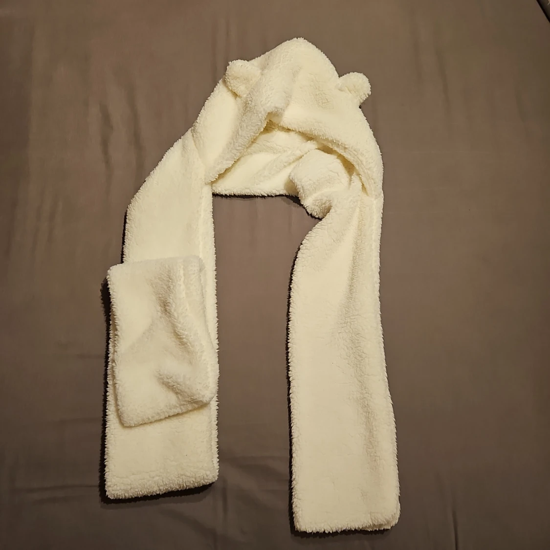 Vit fluffig halsduk med huva och öron från Yesstyle - 1