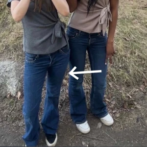 Blå bootcut jeans med rå kant - Säljer ett par blå flare jeans med låg midja. Jeansen har klassisk femficksdesign och normal passform upptill. Snygg mörkblå tvätt och tillverkade i jeans material. Jeansen är i storlek 36 och är inte särskilt använda alls.
