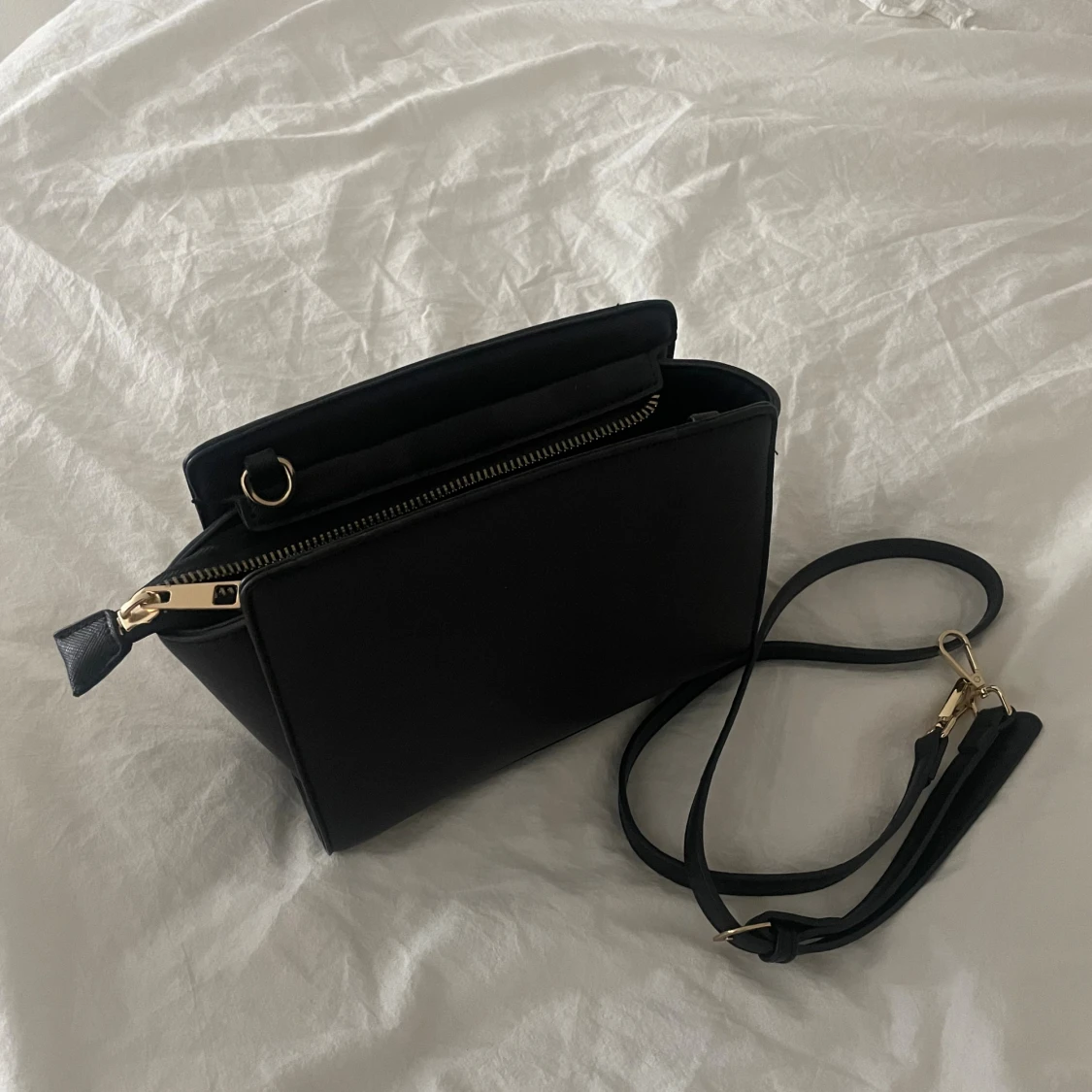 Svart axelväska med gulddetaljer