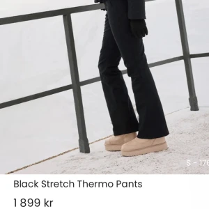 Ami’n skidbyxor - Svarta skidbyxor ifrån Ami’n, hög midja och bootcut-ben. Orginalpris: 1899kr 