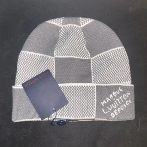 L*V mössa - Helt ny och oanvänd 