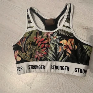 Stronger sport bh - Sport bh från stronger storlek xxs. Fint skick.