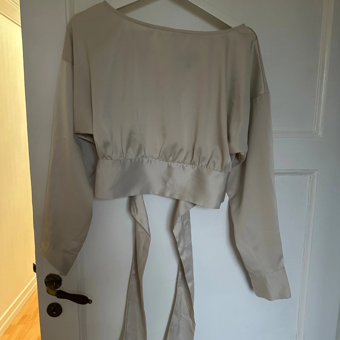 Beige omlottopp från Vero Moda