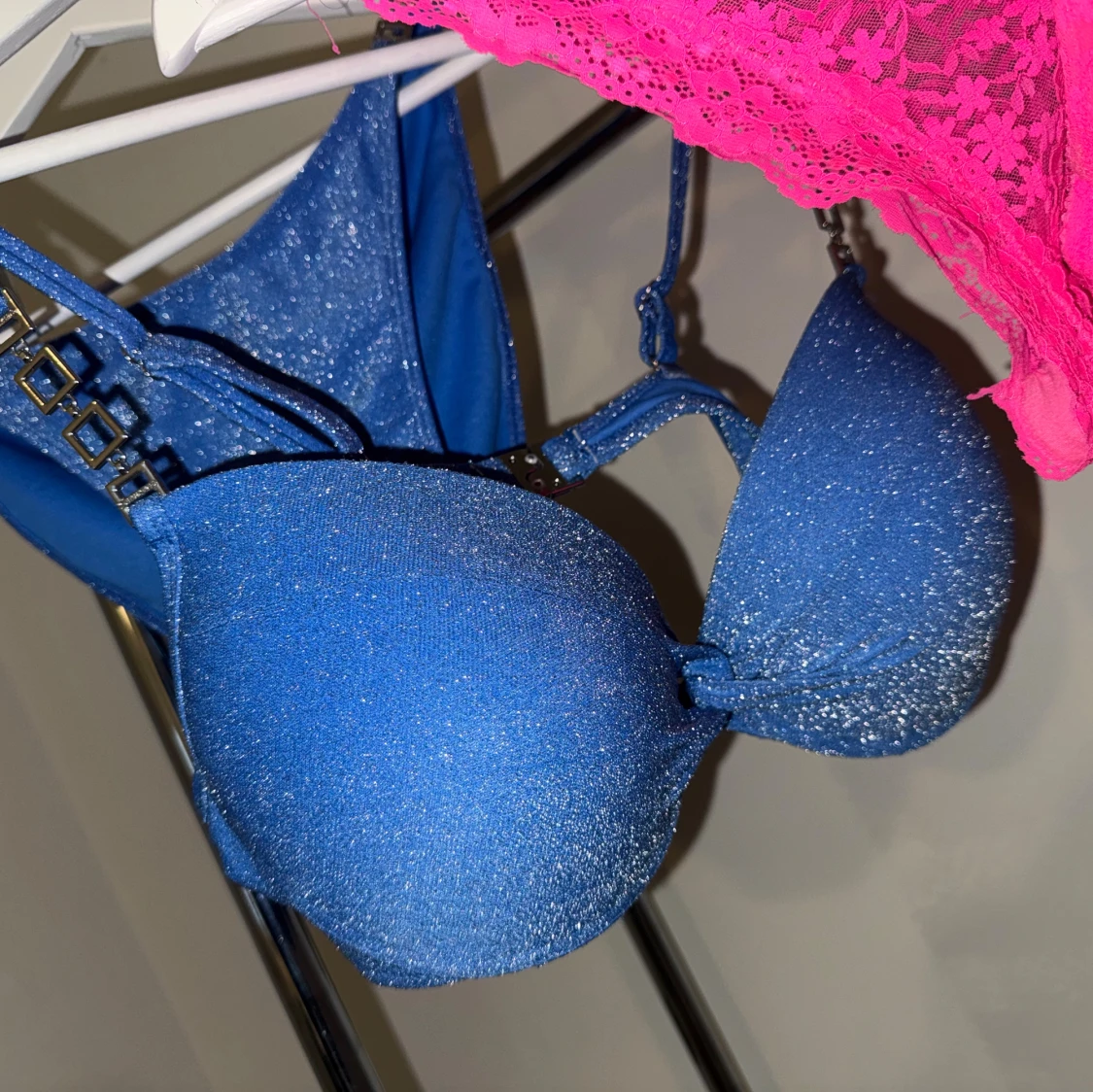 Glittrig blå bikini och rosa spetskorsett - 3