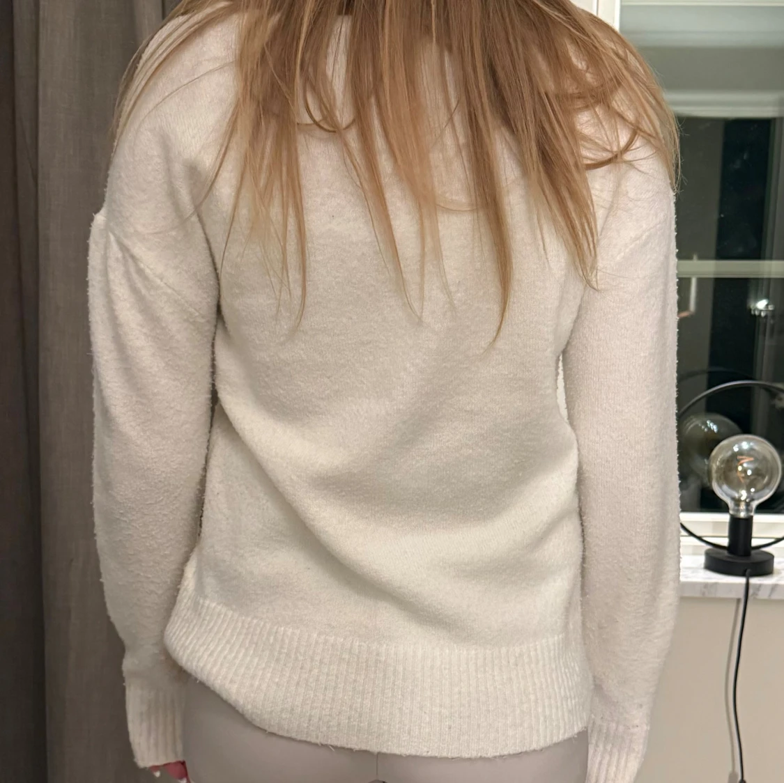 Vit stickad v-ringad tröja - 1