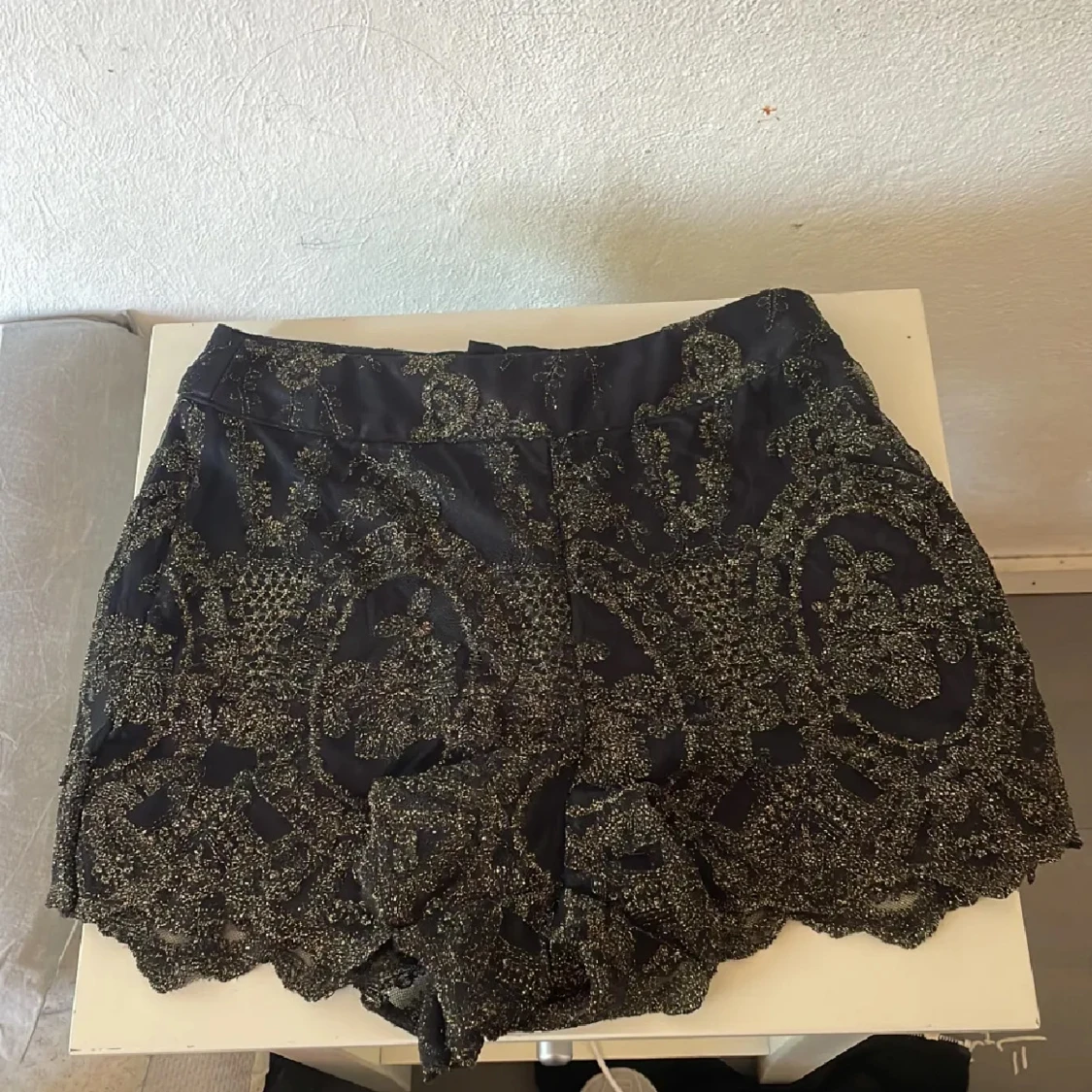 Svarta shorts med guldpaljetter