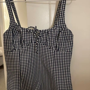 Rutig korsett topp från Zara - Supersöt korsett topp ifrån Zara, den är mörkblå och vit och i storlek S, skriv vid funderingar💕