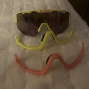 Bliz sportglasögon med rosa och gula bågar - Säljer ett par Bliz sportglasögon med utbytbara bågar i ljusgul och ljusrosa. Kommer med originalförpackning. Skriv för frågor💞