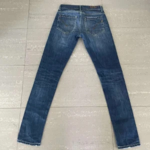 Dondup gorge jeans  - Snygga blå dondup jeans med slim fit och klassisk femficksdesign. Jeansen har smal passform och är tillverkade i stretchigt denim för extra komfort. Fina detaljer på bakfickorna ger en cool look.