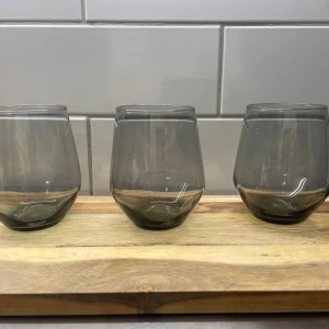 Set med 3  glas - . Glasen har en stilren design och är i mycket gott skick utan synligt slitage eller repor. Passar utmärkt till vatten, vin eller andra drycker. Säljes i set om tre.
