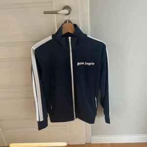 Palm Angels kofta - Palm Angels kofta i storlek S ~ köpt på Farfetch ~ bevis finns ~ inga som helst defekter skick  9/10~ pm vid frågor ~ pris går att diskutera