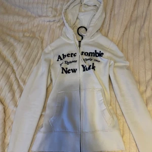 Abercrombie & Fitch kofta  - En vit abercrombie & fitch kofta, storlek xs! Pris kan diskuteras❣️