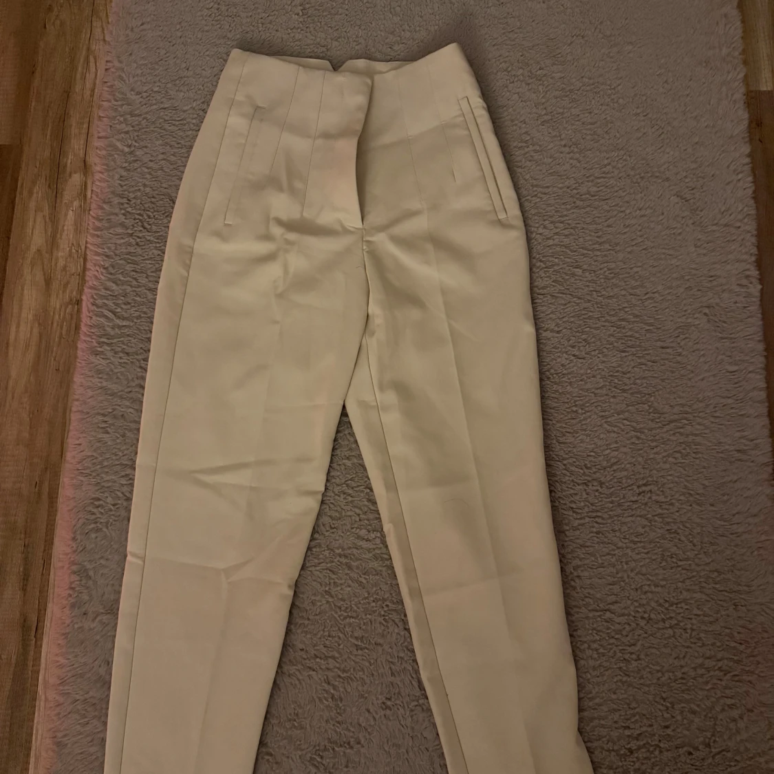 Beige kostymbyxor med hög midja