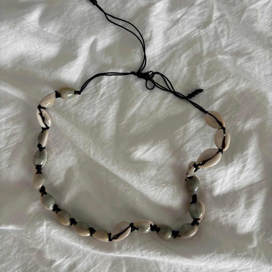Snäckhalsband med svart snöre