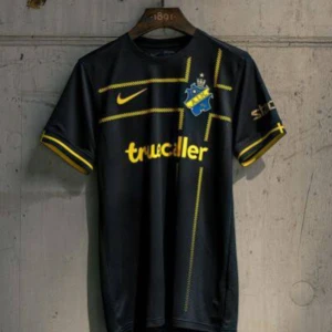 Svart AIK fotbollströja Nike - AIK Europatröja. Säljer pga att den är för liten så därför också aldrig använd. Egentagna bilder kan fås om så önskas. Köpt för 1400kr på aikshop.se (kvitto finns).