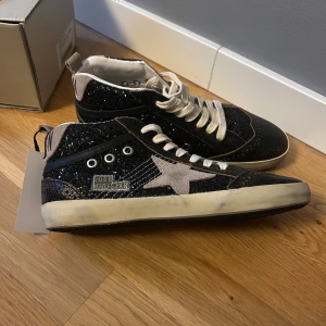 Golden Goose Sneakers - Säljer ett par fina Golden Goose som är i mycket bra skick. De är tyvärr lite för små för mig och behöver därför sälja. De är köpta på Vinted och Äkthetsverifierade igenom deras tjänst. Jag har även online kvitto kvar från förra säljaren. Jag är öppen för prisförslag, skriv gärna vid övriga frågor💕