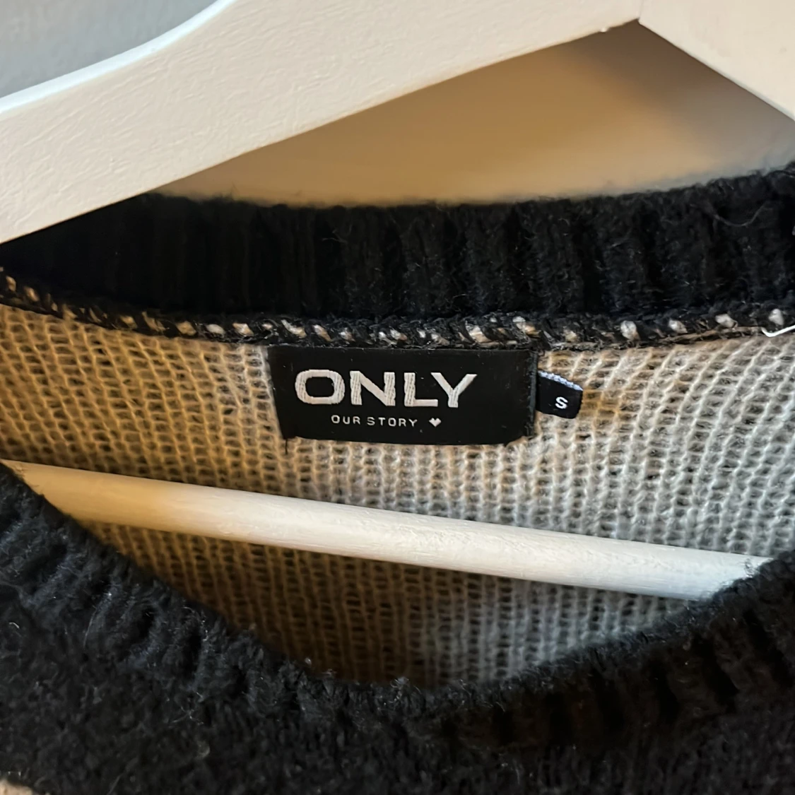 Svartvit stickad tröja från ONLY - 1