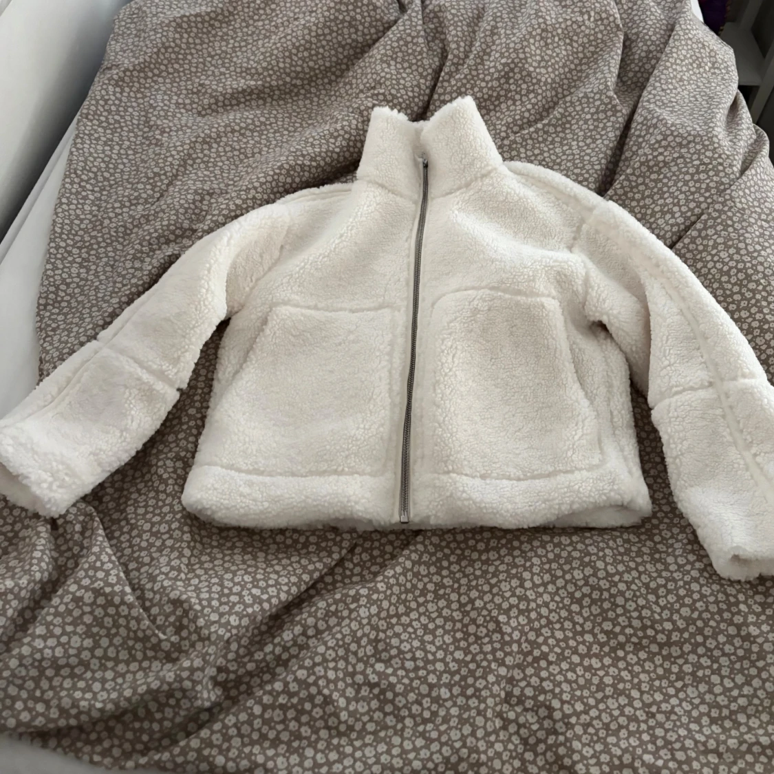 Vit teddyjacka med dragkedja