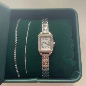 Silver klocka från Ivy N Rox - Säljer denna fantastiskt fina klocka från ivy n rox. Har som det syns på bild 3 extra länkdelar som man kan sätta på om man vill att klockan ska bli större😊 den är använd ett fåtal gånger och i ett väldigt bra skick🥰säljer då jag numera använder guld smycken. Nypris: 1300kr