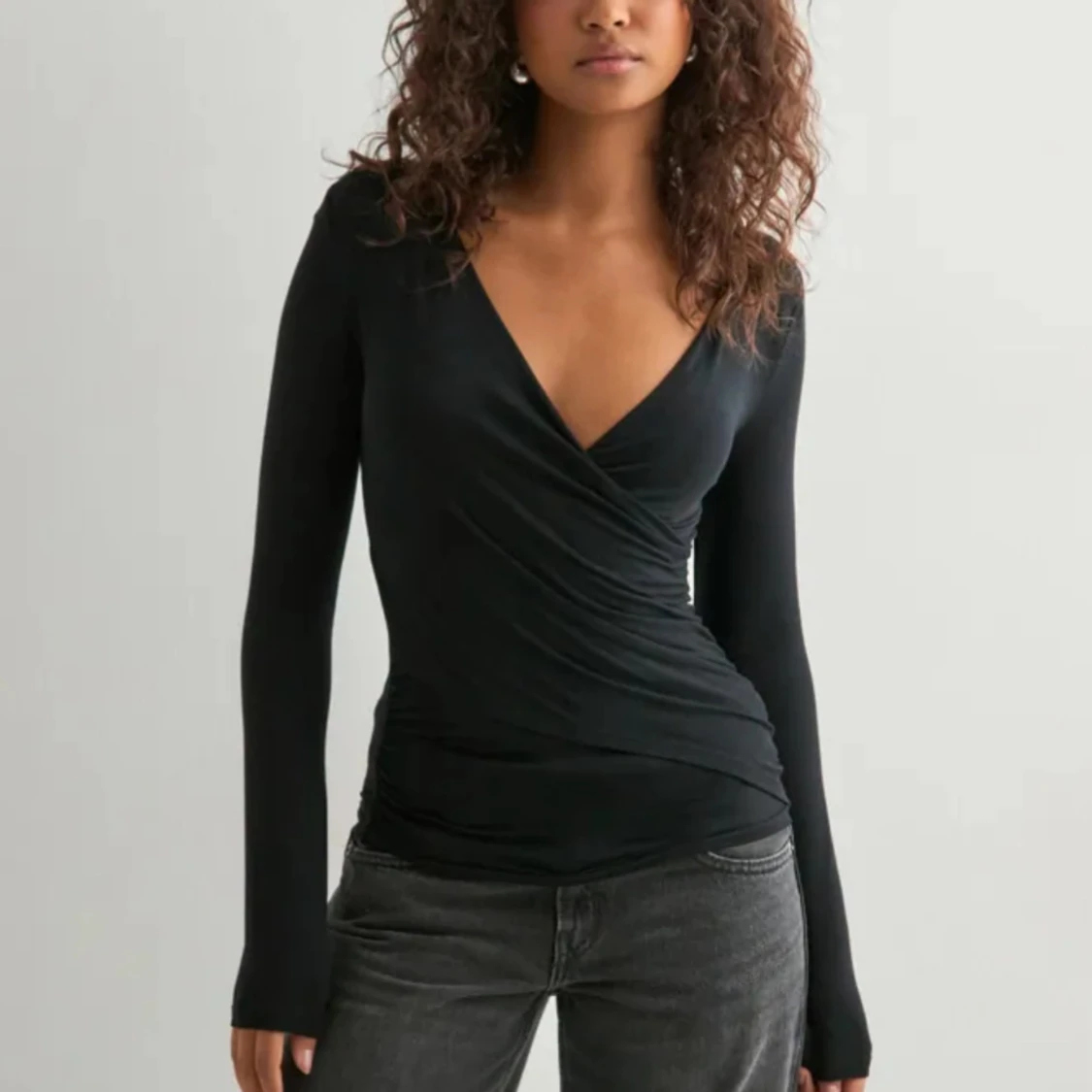 Svart omlottopp med v-ringning