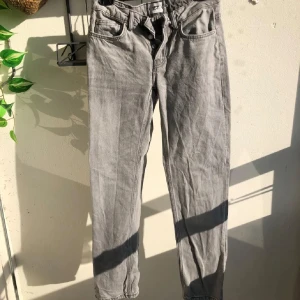 Grå jeansbyxor från 157 Icon - Snygga grå jeans från 157 i Icon modellen och lite low waisted med klassisk femficksdesign och knappgylf. Jeansen har raka ben och normal passform, perfekta till en avslappnad stil. Jag är S/M men domhär byxorna blev jättesnabbt slutsålda så köpte XS men passar tyvärr inte älskar dom annars. (inte så mkt stretch i så du vet innan)