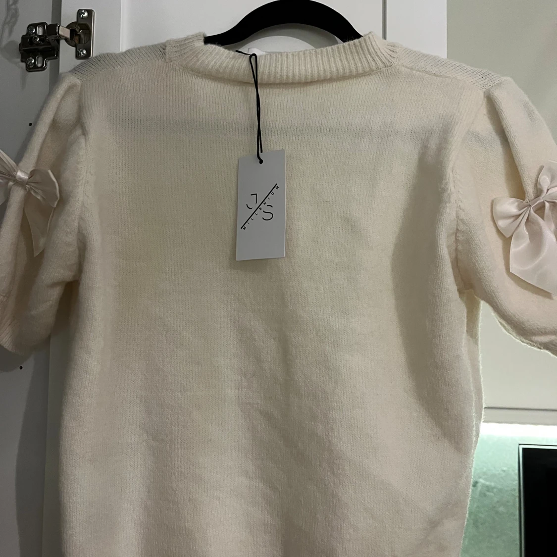 Vit stickad tröja med rosetter från JS - 2