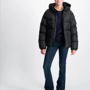 Svart pufferjacka från Tommy Hilfiger - Jag säljer en mörkblå Tommy Hilfigher jacka då jag köpt en ny i svart. Knappt använd, och väldigt varm nu till vintern. Strl 164 men passar mig som är i storlek S. Köpt för 2300kr. Skriv för fler bilder!!