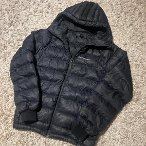 Peakperformance jacka herr svart S vinterjacka puffer dunjacka  - Peakperformance dunjacka i svart. Mycket bra skick, med en liten defekt på ca 0.5 cm inget som märks. Funkar bra för vinter men ävrn höst o tidig vår. Postas antigen samma dag som köp eller dagen därpå🙌💯