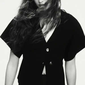 Blus - Säljer denna jätte fina blus som tyvärr nästan aldrig kommer till användning, Kommer självklart ny tvättat. För frågor skriv😊(Säljer bara via Instabox)🌸