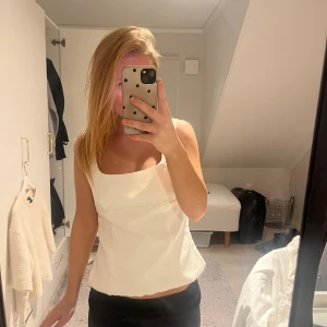 Vit topp - Säljer min vita topp från SHEIN i storleken XS. Aldrig använd