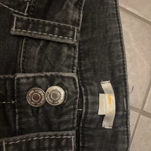 fina low bootcut jeans  - cjute svarta low rise bootcut jeans från Gina!!🫰🏼 favorit jeansen säljer ja för att de blivit för små🥹skriv för frågor m.m🫰🏼