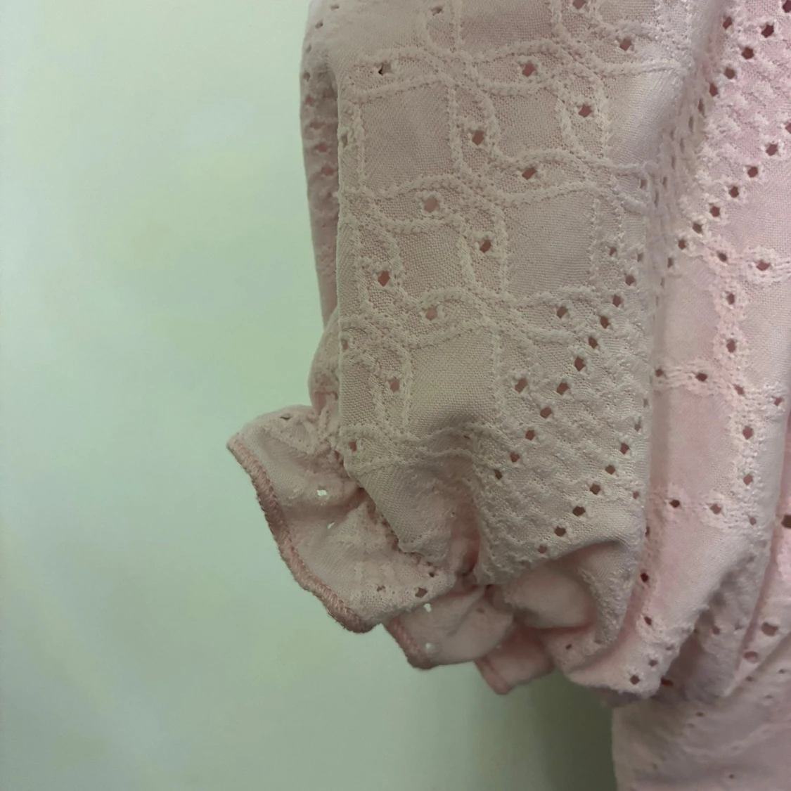 Ljusrosa blus med knyt och volang - 3