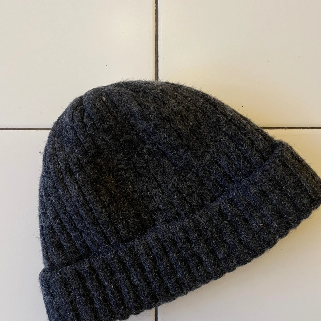 Mörkgrå ribbad stickad mössa - 1