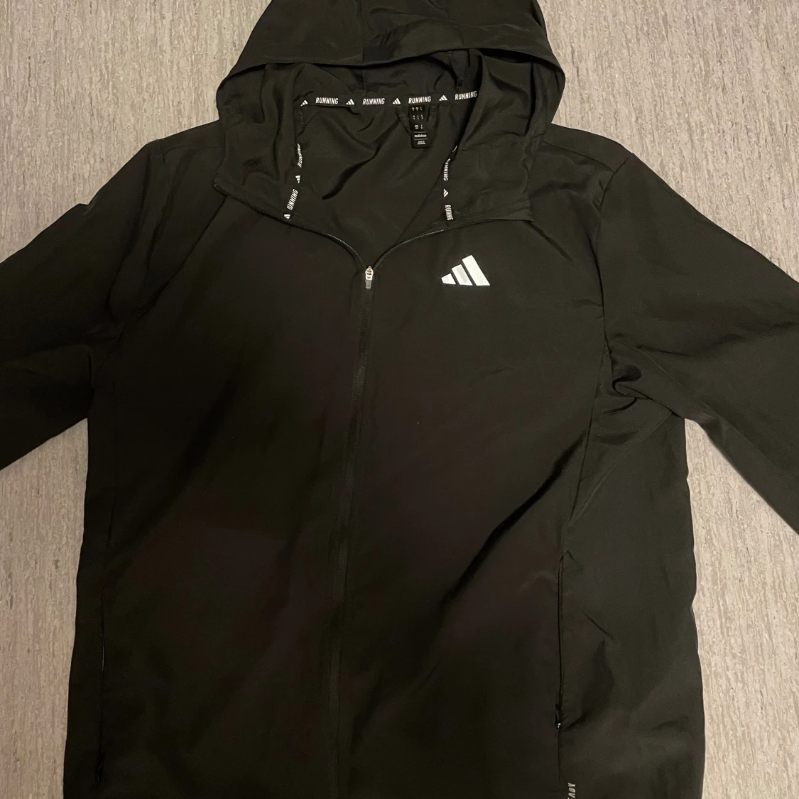 Svart vindjacka från Adidas