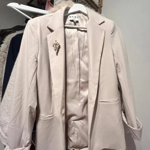 NAKD beige kavaj - Endast använd på en bild så den är i princip orörd🥰❤️ köpt för ett år sedan ungefär, Storlek 36 och är  oversized så passar allt från 34-40