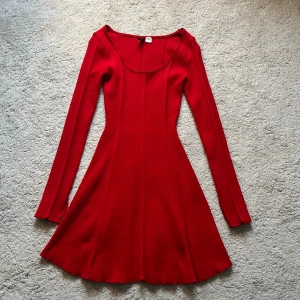 Röd klänning - Klarröd, ribbad klänning. Perfekt till jul. Klänningen är väldigt bekväm och stretchig. Passar även S. Använd 1 gång