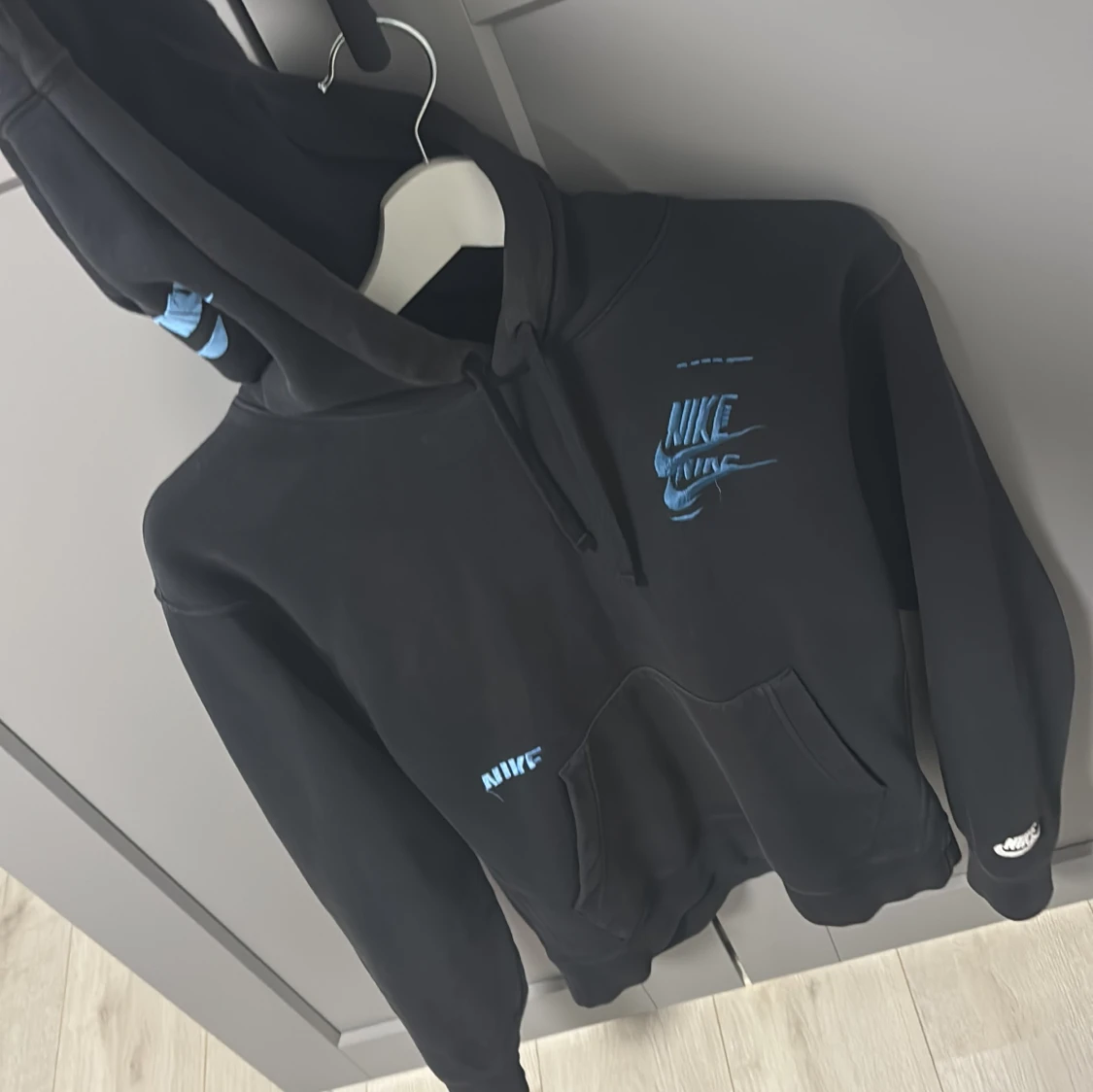 Svart Nike hoodie med blå och röd logga - 2