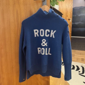 Jättefin Zadig & Voltaire tröja - Jättefin Zadig tröja som är köpt på butiken Lucca. Den är sparsamt använt, endast använts 5ggr. Om man vill ha bevis på att den är äkta så har jag säkert ett kvitto som jag kan leta upp. Jag säljer för 1600kr + frakt som kunden betalar, priset kan diskuteras.